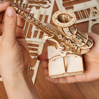 Saxophone (TG309) - Classic Musical Instrument Display