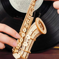 Saxophone (TG309) - Classic Musical Instrument Display