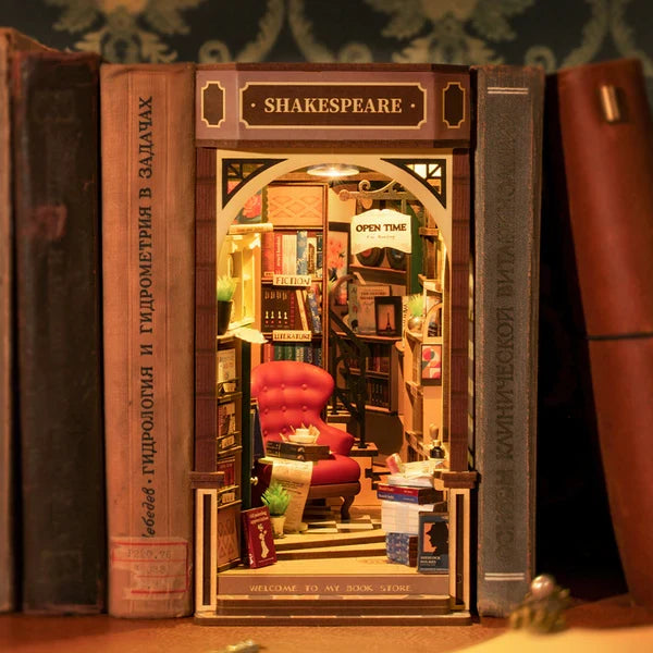 Bookstore (TGB07) - Warm Light Book Nook Display