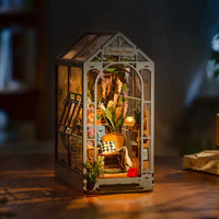 Holiday Garden House (TGB06) - Warm Light Book Nook Display